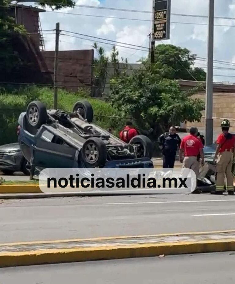 Vuelca camioneta en avenida Hidalgo; una persona lesionada