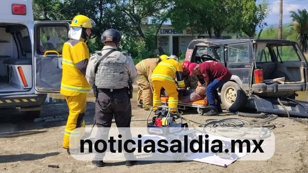 Adulto mayor queda prensado tras brutal choque en la Victoria-Monterrey