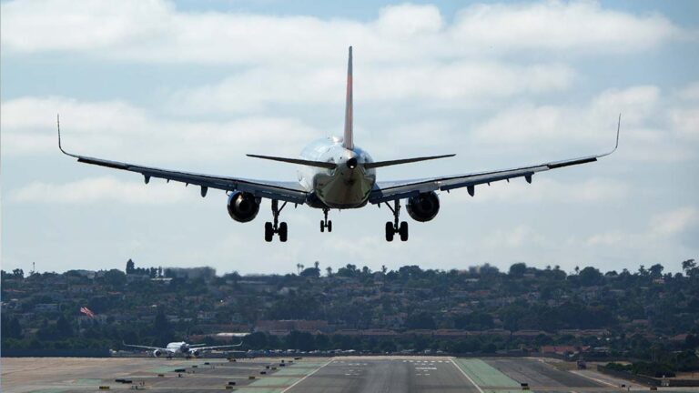 Aviones chocan en aeropuerto LaGuardia de Nueva York; no hay heridos