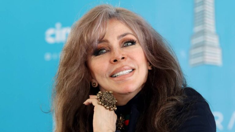 Verónica Castro es captada con oxígeno y en silla de ruedas