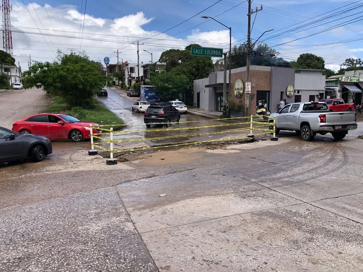 Reportan socavón en avenida Las Torres; vecinos colocan señalamiento improvisado