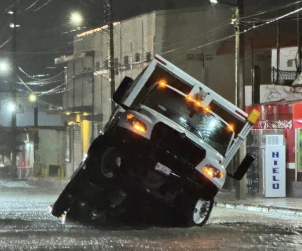 !Camión cae en socavón en Tampico!
