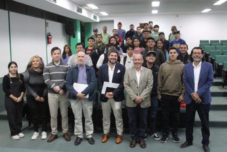 Expertos en economía imparten conferencias en la UAT