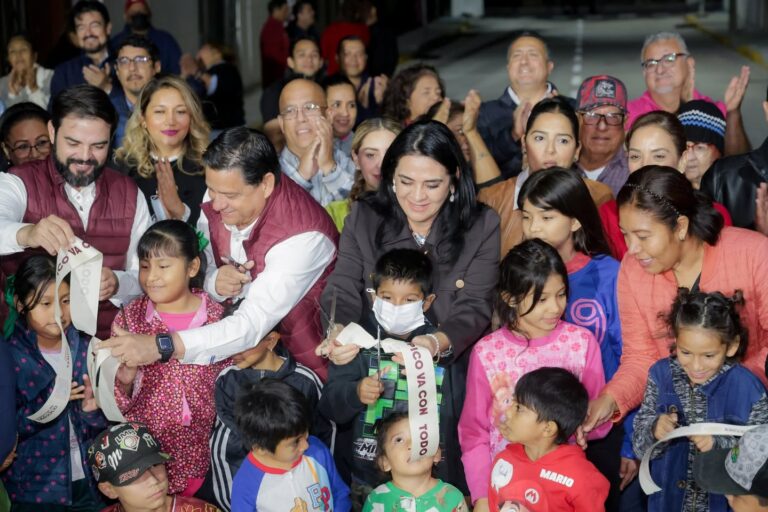 Mónica Villarreal Anaya inaugura obra de pavimentación en la colonia Tancol