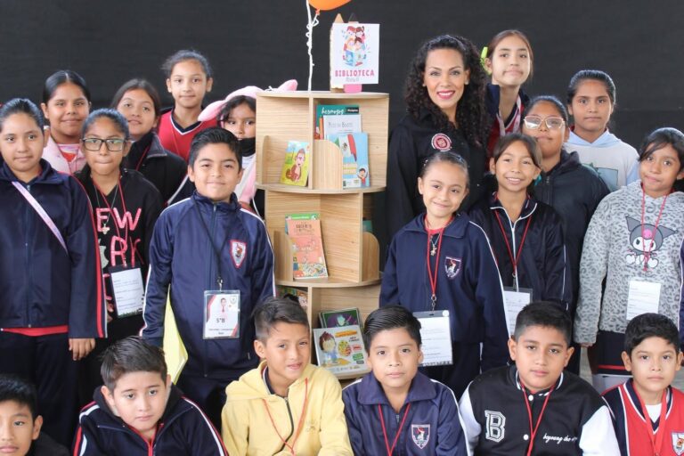 Fomenta Cynthia Jaime la lectura entre niñas y niños con entrega de biblioteca móvil