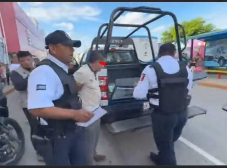 Empleados de Elektra detenidos por “recuperar” moto con violencia en plena calle