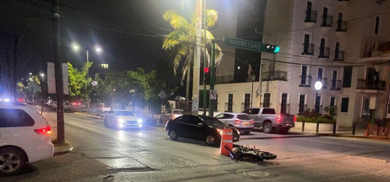 Accidente entre motocicleta y automóvil en la colonia Unidad Nacional