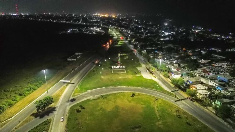 Instalan moderno sistema de alumbrado público en el acceso poniente de Tampico