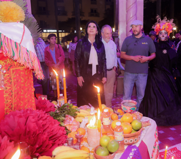 Mónica Villarreal inaugura Monumental Altar en la Plaza de Armas