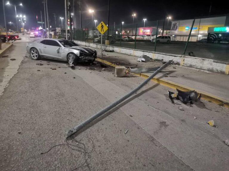 Camaro fuera de control arrasa con postes y palmeras en Altamira