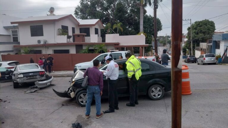Aparatoso choque de cuatro vehículos deja dos heridos en Ciudad Madero
