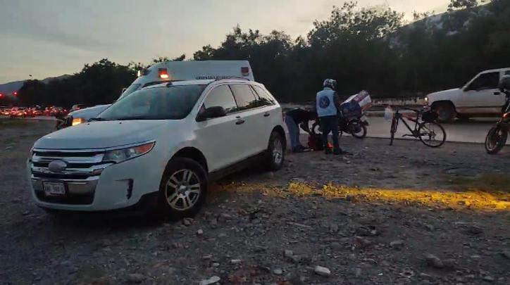 Repartidor de pizzas sufre caída en el Eje Vial; solo presenta golpes menores
