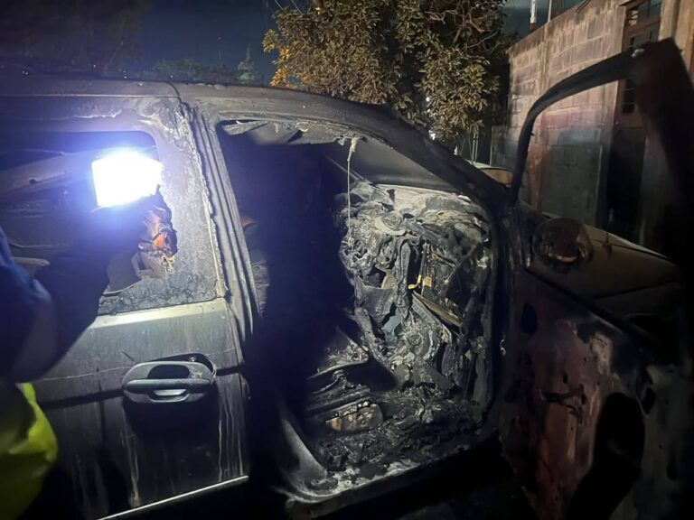 Controlan incendio de camioneta en el Libramiento Portes Gil