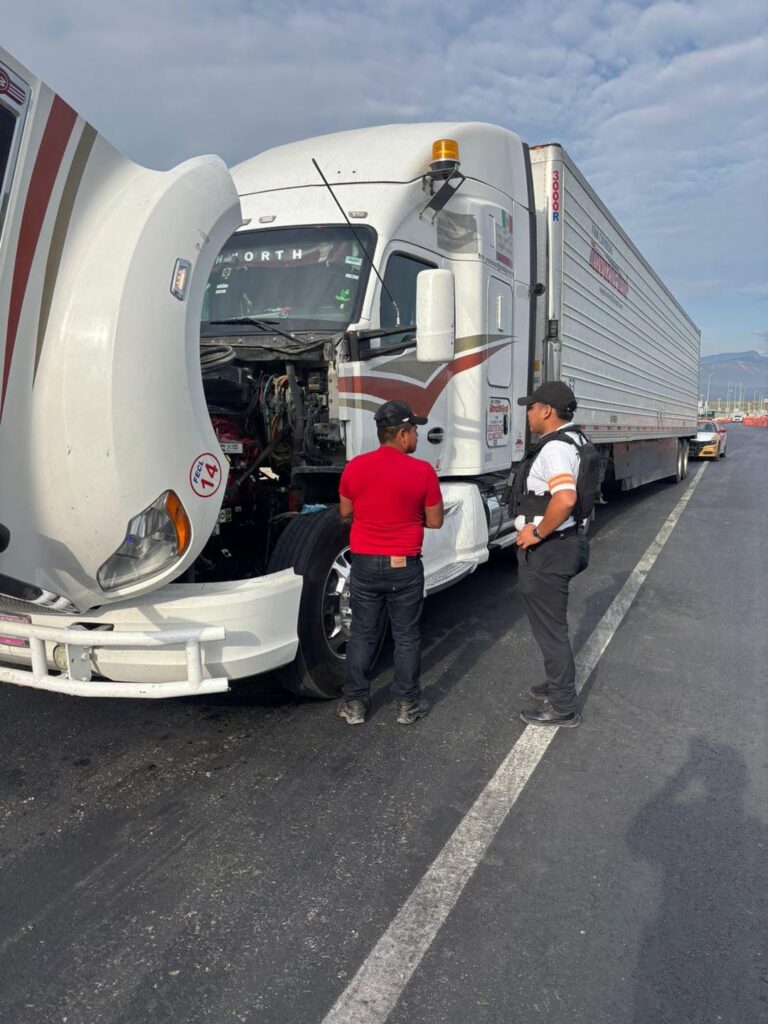 Tránsito Estatal auxilia a operador de transporte de carga ante falla mecánica
