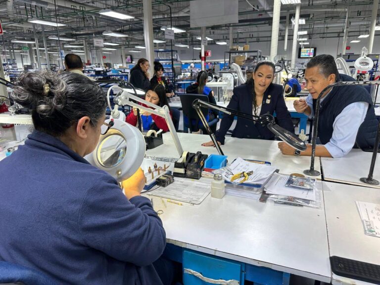 Senadora Olga Sosa realiza recorrido en la empresa Kearfott de Matamoros que trabaja bajo jornadas de 40 horas con alta productividad