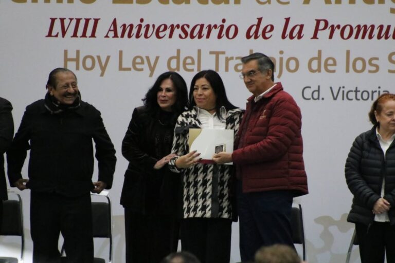 El Gobernador Dr. Américo Villarreal reconoce a trabajadores de la SSPT