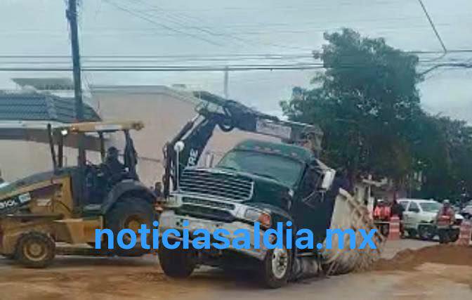 ¡Traga la calle a camión cargado de arena en Madero!