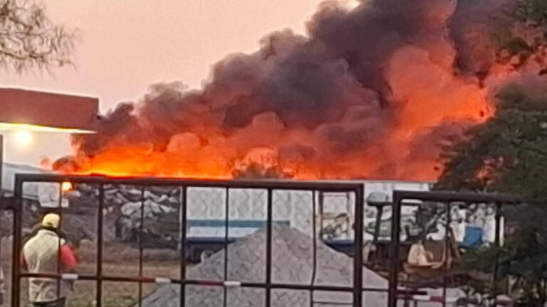 humo negro cubre la carretera Tampico–Valles por incendio en basurero