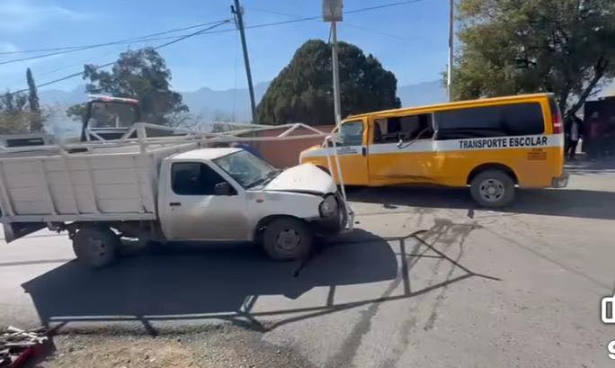 Accidente entre transporte escolar y vehículo deja dos menores lesionadas en Santiago