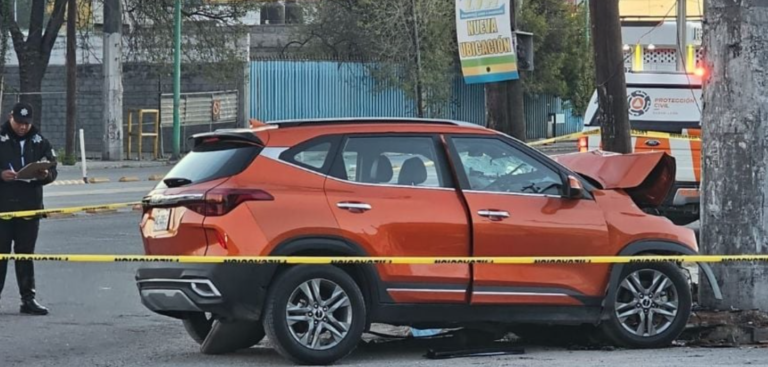 Muere tras estrellarse con torre de la CFE en Monterrey