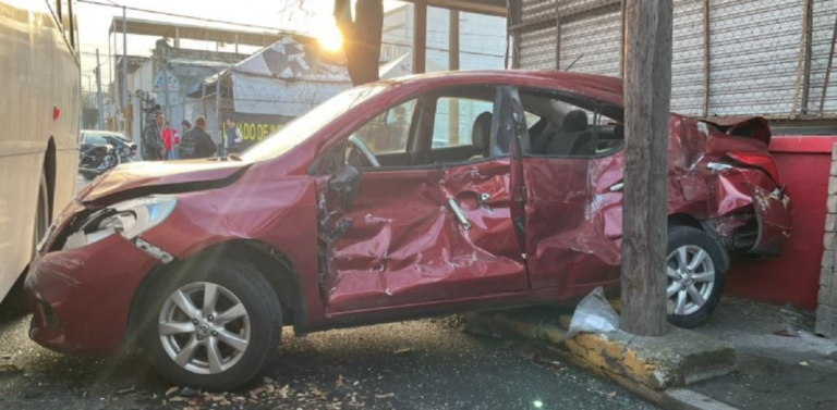 Conductora ignora señal de alto y choca contra camión urbano en Monterrey