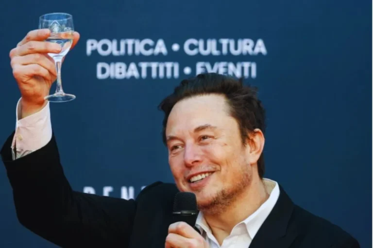 Elon Musk, el hombre más rico del mundo, dice que no ahorres para tu jubilación. Su apuesta es que la inteligencia artificial hará inútil el dinero
