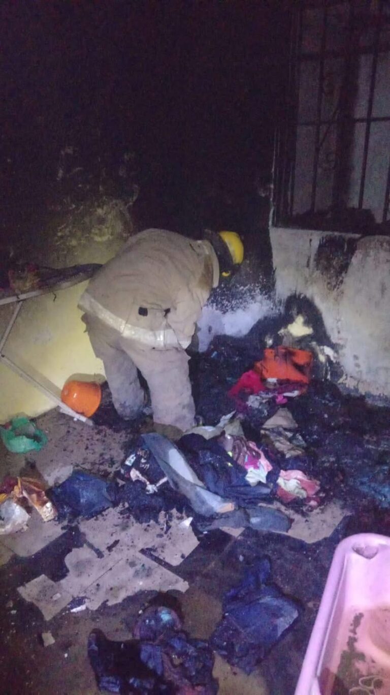 Voraz incendio consume segundo piso de vivienda y alarma a vecinos en Ciudad Madero