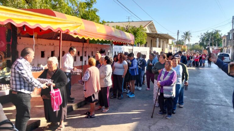 Regidor Regala Huevos Durante Apertura de su Casa de gestión en la Borreguera