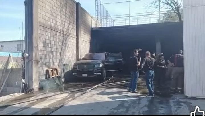 Incendio consume bodega y vehículos en la colonia Plutarco Elías Calles