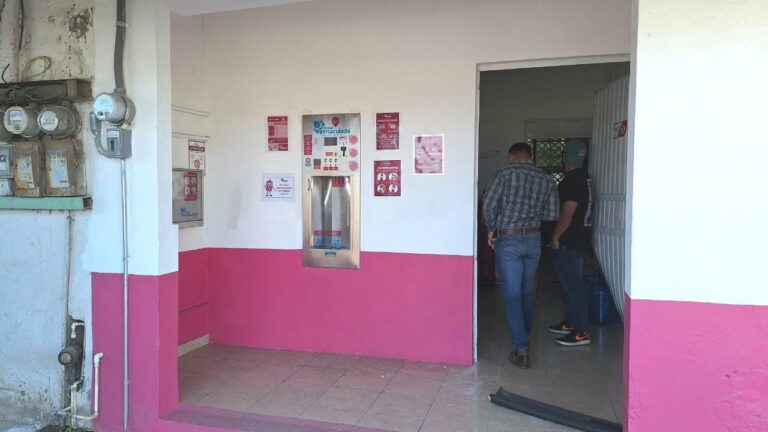 Roban efectivo y causan destrozos en purificadora de Tampico