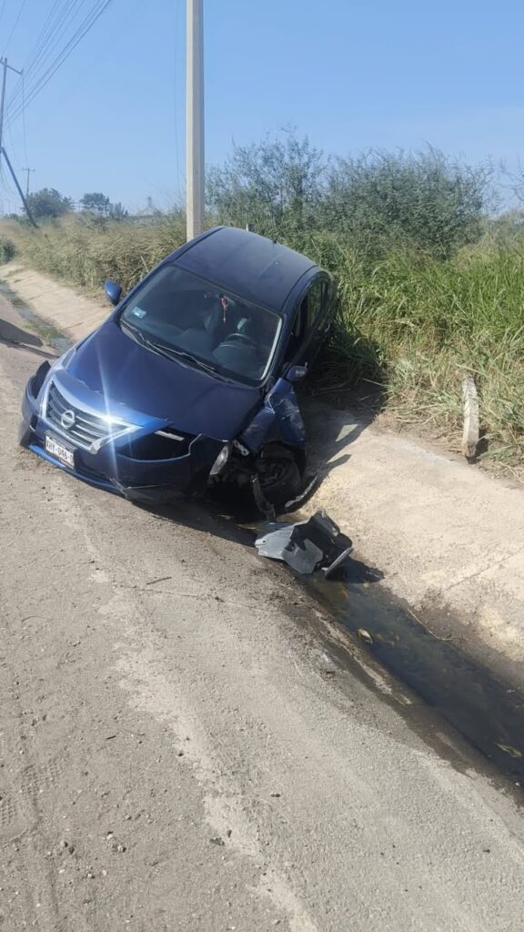 Automovilista pierde el control y termina fuera de la carretera en Altamira