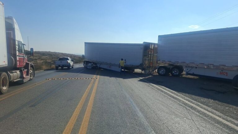 De milagro no hubo tragedia! Tráiler termina volcado en plena carretera