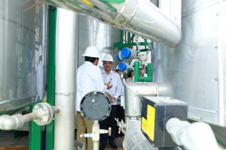 ¡Tamaulipas apuesta al futuro! Gobernador inspecciona planta que convierte plástico en combustible