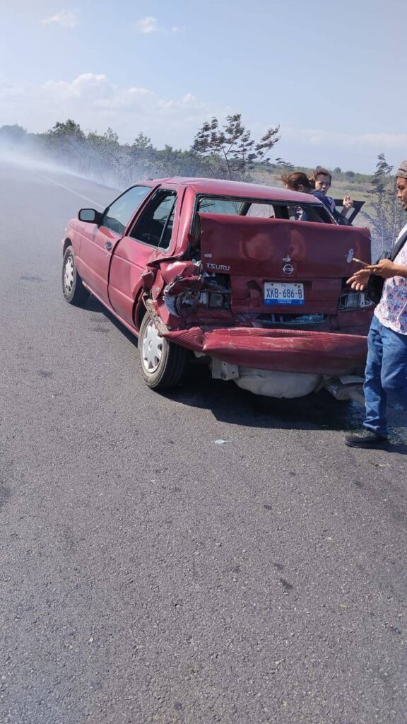 ráiler choca Tsuru y huye; deja dos heridos en la Valles–Tampico