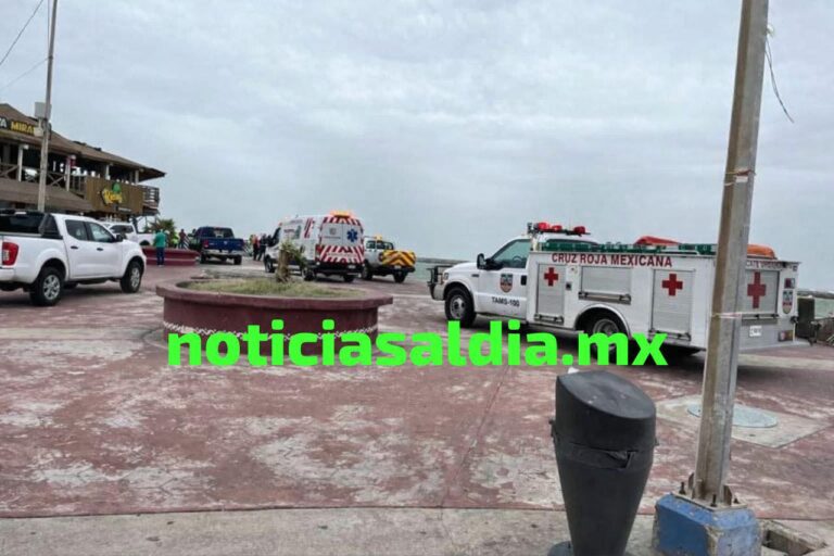 !Otra vez el mismo hombre! Queda atrapado entre las escolleras tras desafiar el mar con su motillo