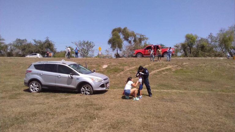 Vuelca camioneta en Altamira; mujer y dos menores resultan ilesos