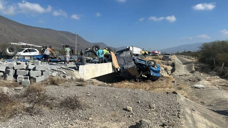 tráiler cargado con block vuelca, deja un muerto y un prensado en Cerro Mocho