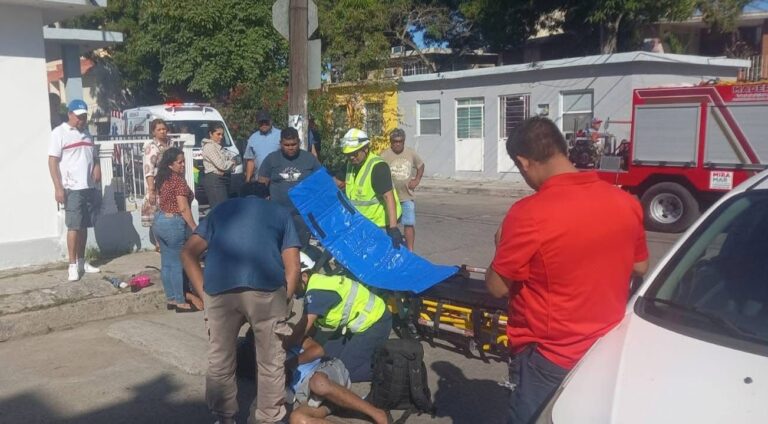 Brutal impacto en Ciudad Madero deja dos motociclistas tendidos sobre el pavimento!