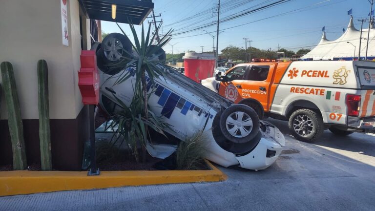 Aparatoso accidente deja un vehículo volcado y dos lesionados