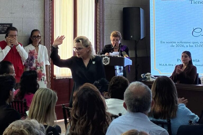 Reconocen trayectoria ejemplar de servicio en la Mujer del Año 2026