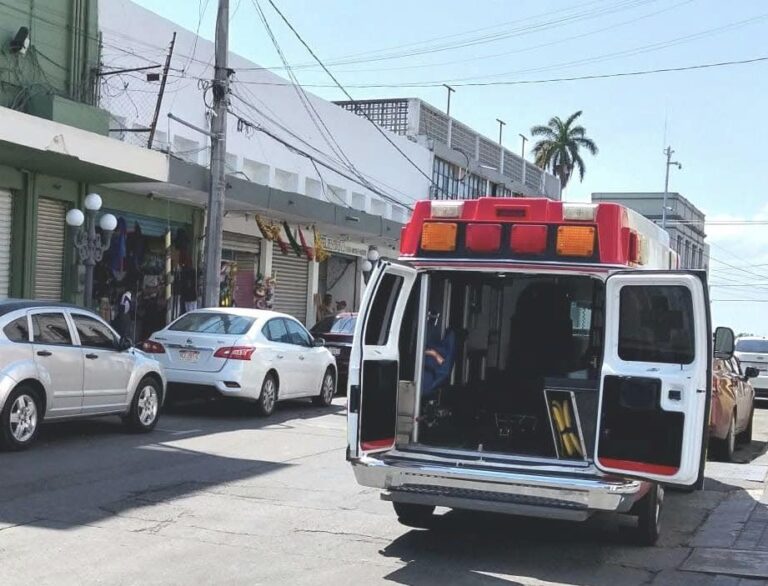 Mujer se desmaya en plena vía pública en el centro de Tampico