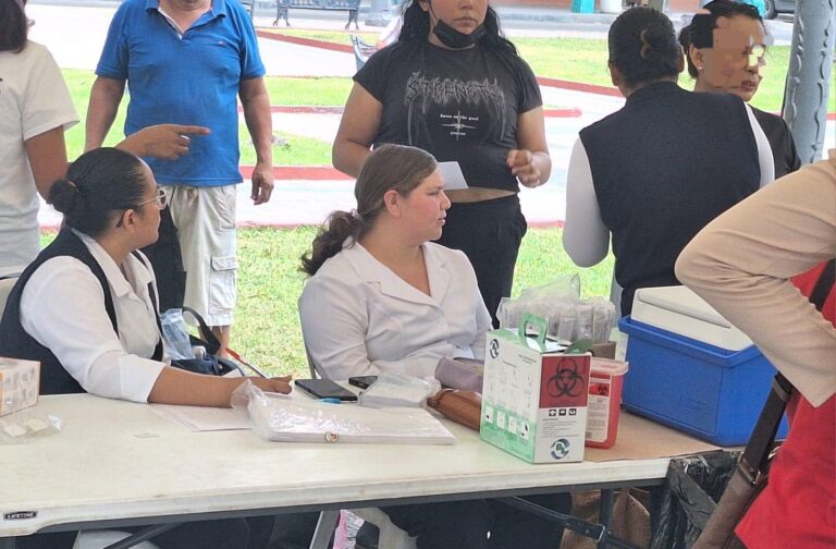 ISSSTE instala módulo de vacunación en Plaza de Armas para toda la población