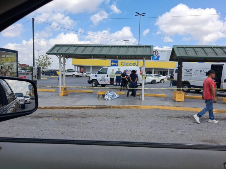 Tragedia en vía pública: adulto mayor fallece en parada de transporte