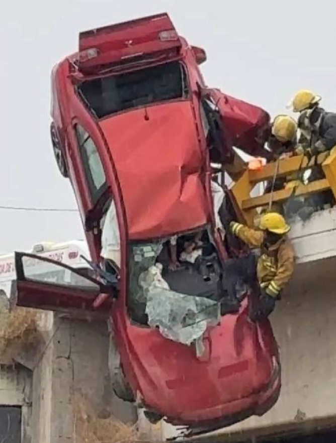 Aparatoso accidente deja una mujer sin vida, rescatan a tres de un auto al borde del vacío