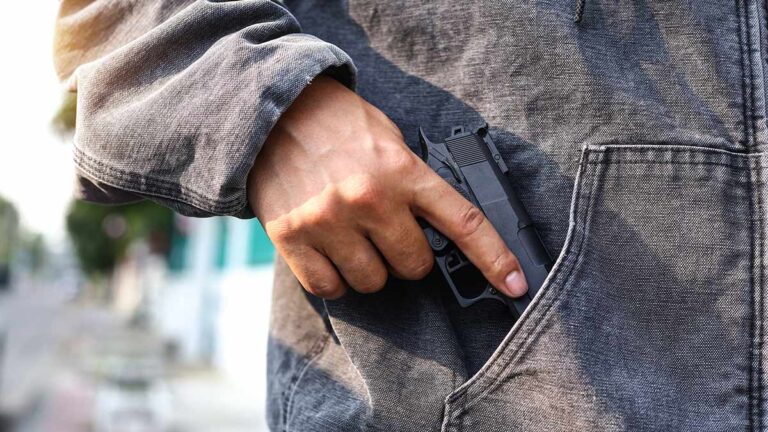 Adolescente ataca con escopeta escuela en Argentina; muere un alumno