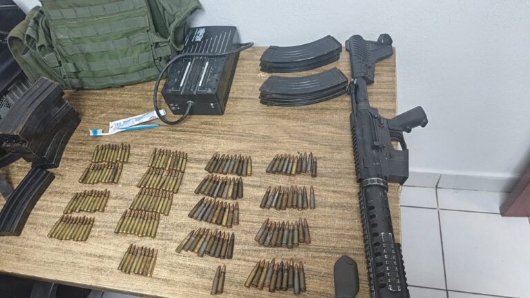 Guardia Estatal asegura vehículo con arma larga y municiones en Soto la Marina