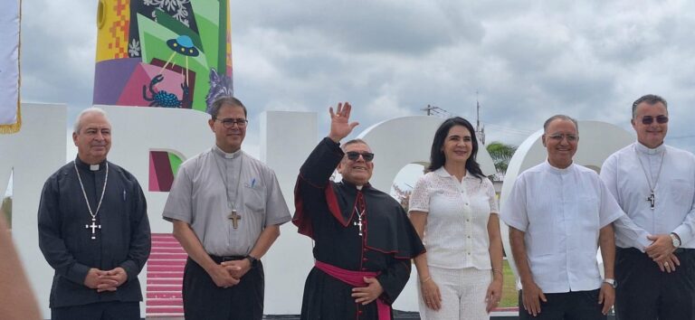 En el Faro de Tampico, Cientos Reciben al Nuevo Lider de la Diócesis de Tampico