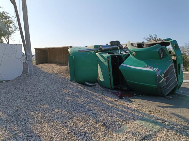 Volcadura de tráiler detiene parcialmente la circulación en la Carretera mante