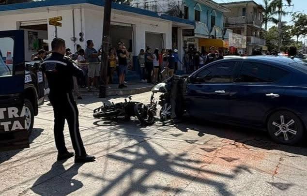 Motociclistas salen proyectados tras choque con automóvil en la colonia Morelos; reportan dos heridos graves
