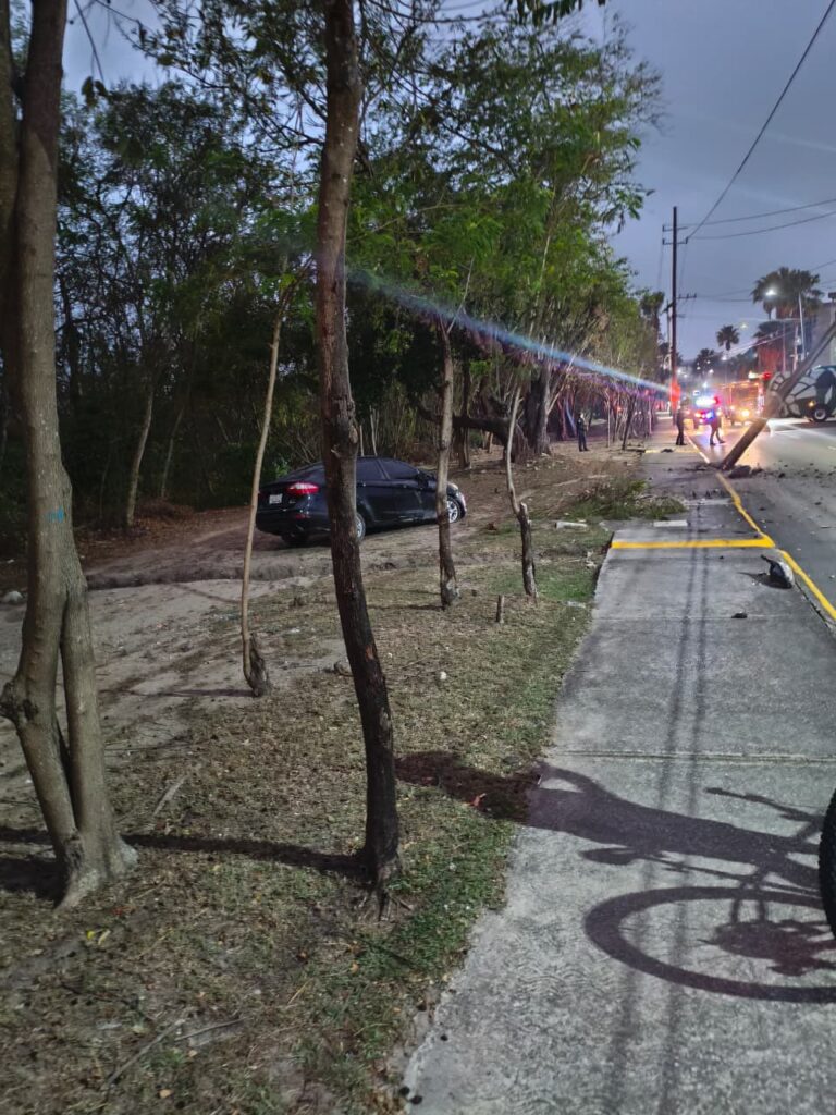 Se estrella automóvil y derriba poste en la Laguna del Carpintero!
